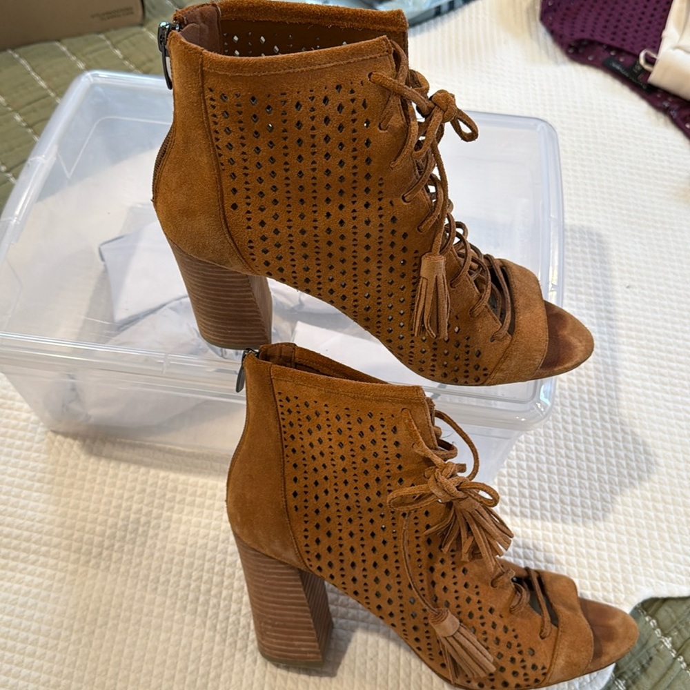 Marc Fisher. Size 10 lace up shooties.
